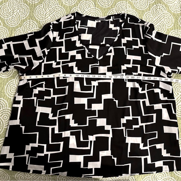 Bloomchic 22-24 Plus, V-neck Blouse Beautiful black w/white, very elegant! - Picture 8 of 13